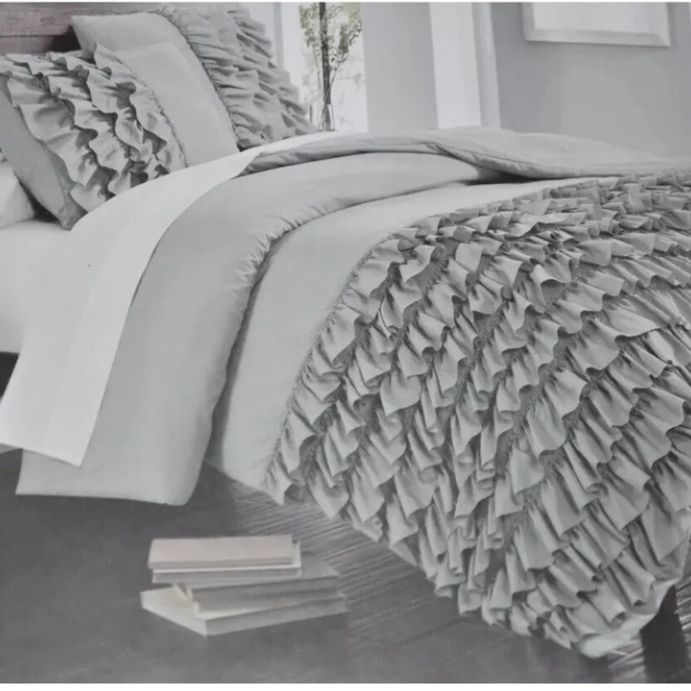 New Cynthia Rowley Ruffle Comforter Set Ruffled Shabby Farmhouse NWT Gray Chic